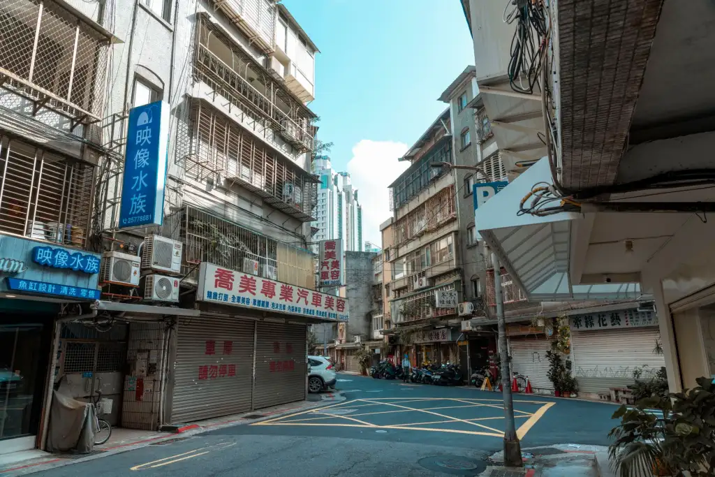 2024年重庆美甲市场趋势:网红款式与个性化服务的本地化实践