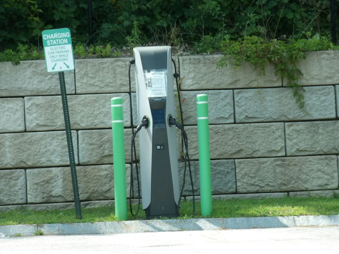 2025年网红美甲色系流行趋势与私人定制配色方案解析